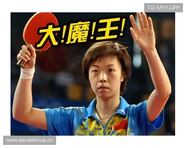 张怡宁打完比赛顺手把对手的球拍放进自己包里