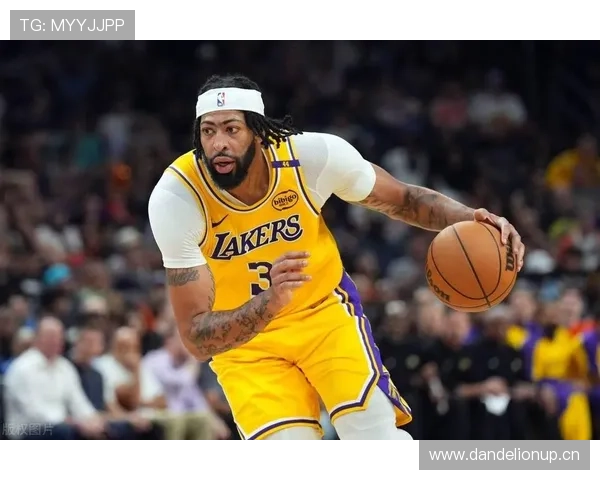 安东尼·戴维斯随手一发的家居照，客厅像私人画廊，我刷到直接怀疑人生