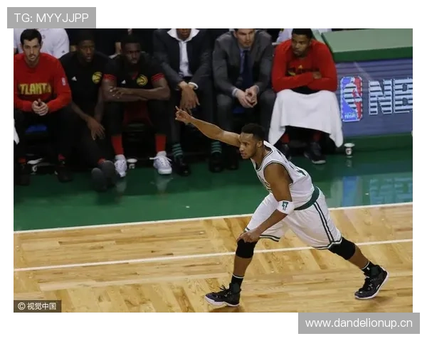 伊塞亚·托马斯突破拉开进攻空间 提升球队关键时刻得分效率